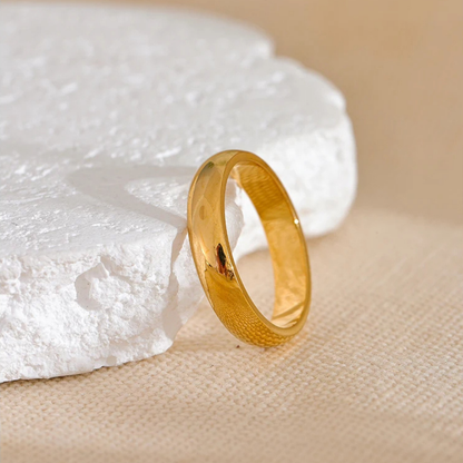 Klassischer glänzender Ring