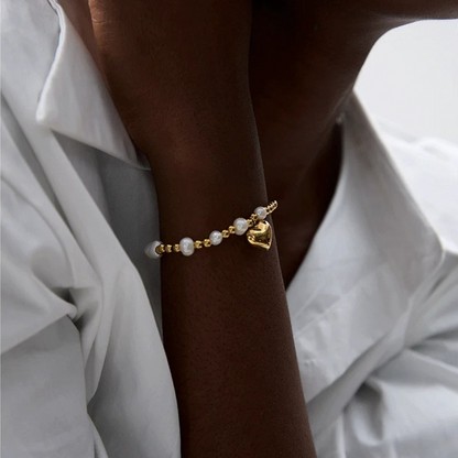 Perlenarmband mit Herzanhänger