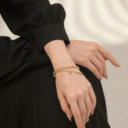 Armband mit mehrlagigem Kreuzanhänger